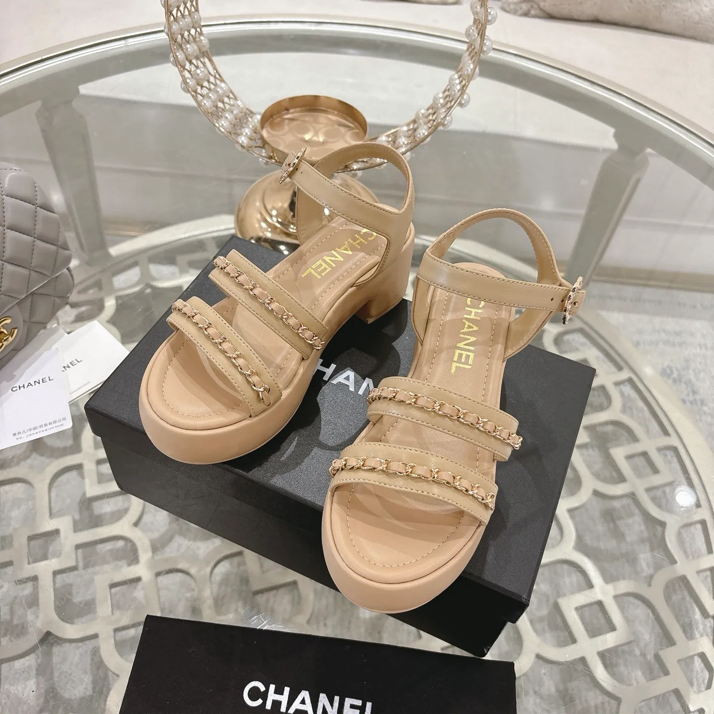 👟👟Ex-factory price 560👟👟Chanel Xiaoxiang 2025ss spring and summer latest catwalk fashion chain decoration top quality! Accurate to 1:1, light luxury without tiring the feet, the upper foot can be matched with spring and summer clothes at will, highlighting texture and taste, simple yet luxurious appearance, even if it is just a pair of sandals, it is definitely a must-have pair in the summer shoe cabinet. Upper: imported lambskin. Lining: imported sheepskin lining. Outsole: original customized outsole. Size: 35-40 (40.41.42 custom-made, non-returnable)
